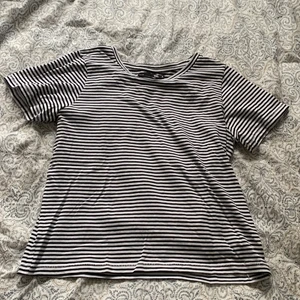 Randig t-shirt från lager 157 stl S - Randig t-shirt från lager 157 i storlek S som aldrig är använd då det inte riktigt är min stil. Den är i ett bra skick och det är ett jättebra basic plagg. Snygg till ett par jeans eller så. Köparen står för eventuell frakt!💞