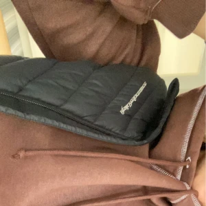 Peak performance väst dam stl s - Säljer min svarta väst från peak performance. Den är köpt på peak performance hemsida för 1800 förra året. Det finns inga hål eller tecken på slitningar. S Sitter perfekt på mig som har 36/38. 