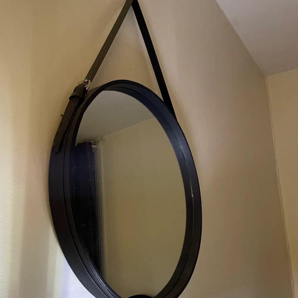 En rund spegel med ett läderband runt om spegeln. Går att justera med spännen. Spegeln säjs eftersom den inte används. Den är ca 50cm i diameter, det är okänt vart den är ifrån då jag fick den i julklapp. . Övrigt.