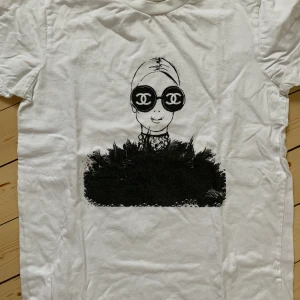 Chanel tshirt - Säljer min chaneltröja som inte kommer till användning💘 Den är S men passar XS eller M beroende på hur man vill att den ska sitta. 