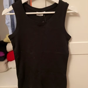 Isolde svart topp lxa - Oanvänt svart linne från isolde. Superfin passform (liknar lxa lite).   Kan frakta eller mötas upp i Linköping eller Täby (Stockholm)! 