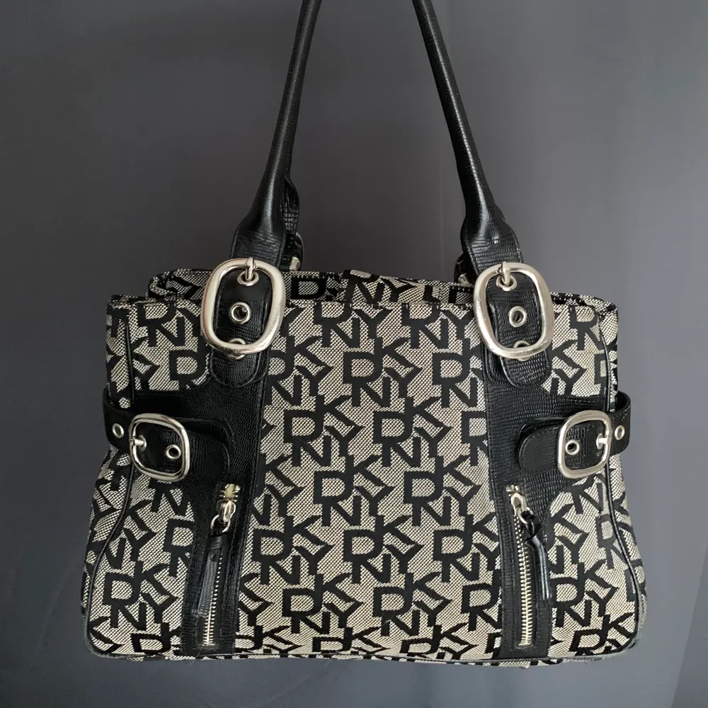 En jättefin handväska från DKNY Mått: 33x21cm Två stora fack Två mindre med dragkedja och två mindre utan dragkedja inuti.. Väskor.