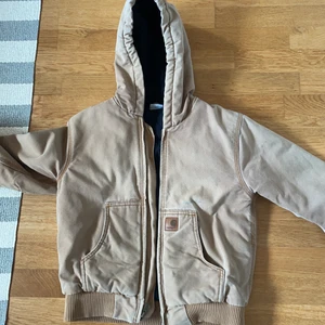 Carhartt jacket  M(10/12) - Jättecool jacka från carhartt!!! Den är köpt från Depop, men säljer pga passformen. Det är ganska sliten men ändå i bra skick!! Den är även helt nytvättad och aldrig använd:) 