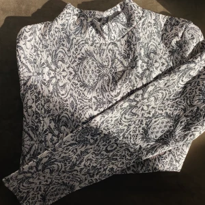 Tröja  - Så fint mönster och har en liten polo krage. En favorit som nu måste säljas. I bra skick. 