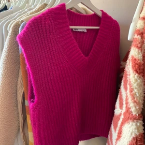 Oversized väst från zara - Rosa oversized väst från zara! Köparen står för frakt, annars kan jag mötas i Göteborg. Vid hög efterfrågan kommer jag gå på högsta bud.