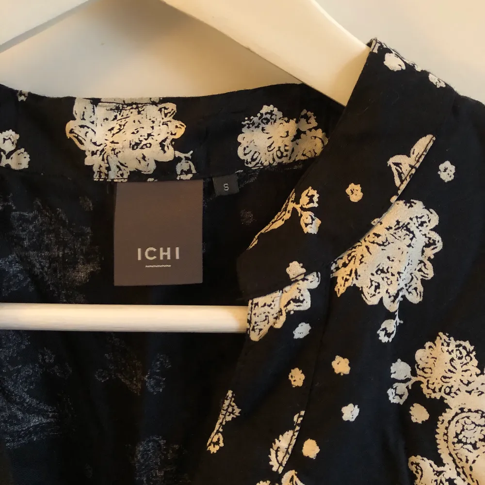 Fin mönstrad skjorta från Ichi, lite urringad/v-ringad. Strl S. Köparen står för frakten🖤. Skjortor.