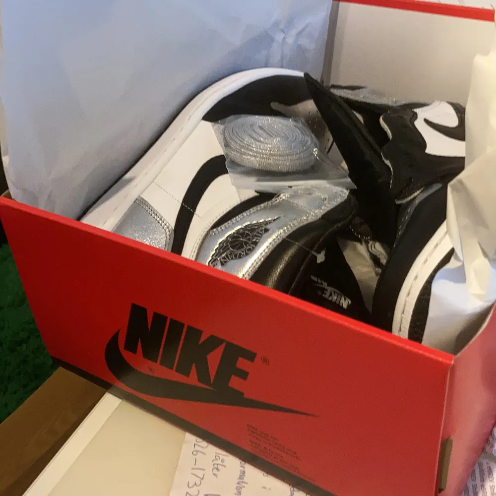 Nike Air Jordan Retro High OG Silver Toe , storlek 42 , oanvända , kvitto från BSTN. Skor.