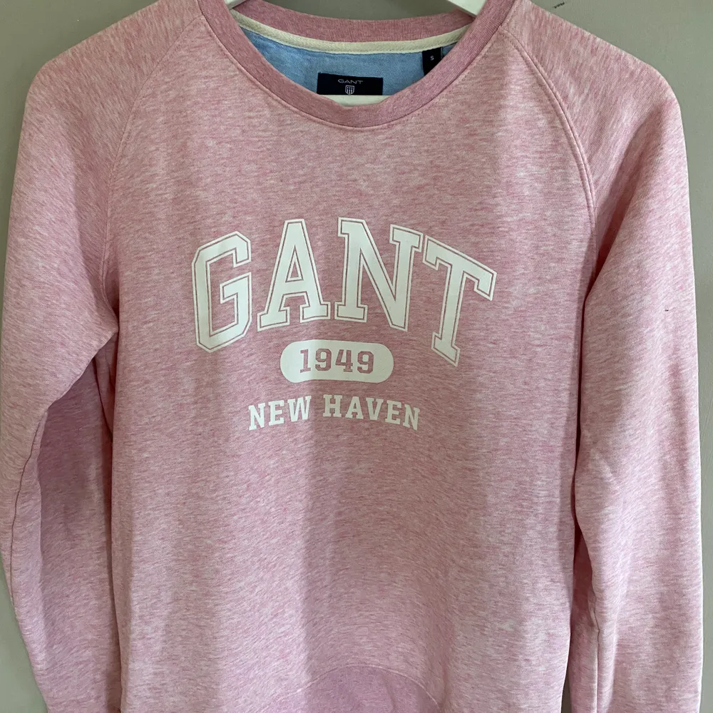 Gant sweatshirt i fint skick, storlek Small. Ord pris 1200 kr. Tröjor & Koftor.