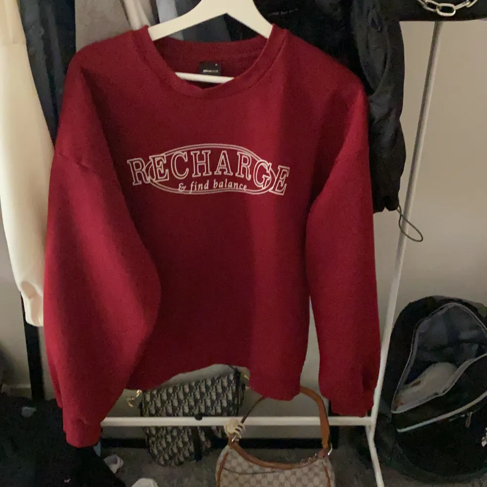 Ginas snygga college tröja nu aldrig använd men tyvärr så är pris lappen borta finns inte att köpa längre, Går inte att få tag på igen bud vid många intressen höj med minst 15kr ❤️. Hoodies.