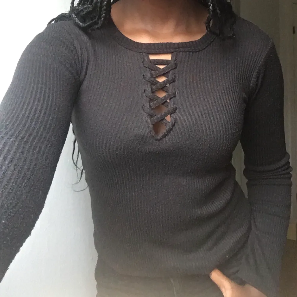 Supersnygg svart ribbad tröja med snören över bröstet från New Yorkers egna märke FB SISTERS. 💕Tröjan är i XS men passar också S💕 . Tröjor & Koftor.