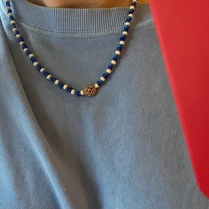 Halsband - Halsband med en berlock i mitten! 50kr + frakt