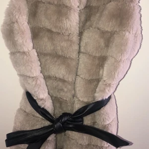 Jätte mjuk kortärmad päls väst  - Man kan knäppa västen och ta av skinn bältet, storlek 34 <3 skriv alltid om ni vill ha bättre bilder