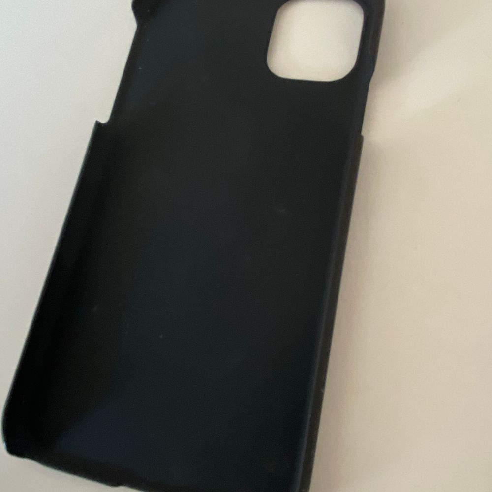 Säljer detta svarta mobilskal från ideal of sweden. Säljer pga att jag har jättemycket skal och använder inte detta. Köpt för 150kr och säljer för 60🥰på ideal of Swedens skal brukar det stå ideal of Sweden men detta skal fick jag me i ett fodral och därför står det ej! JAG BJUDER PÅ FRAKTEN. Accessoarer.