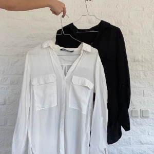 2-pack, svart och vit skjorta - Här får du två stycken skjortor som är i samma storlek i ett paketpris! Tyget är lite tunnare så det blir lätt att stoppa in i byxa om man föredrar det då skjortan går över rumpa🤍✨🖤Edit: buda i kommentarerna, startar på 105kr!