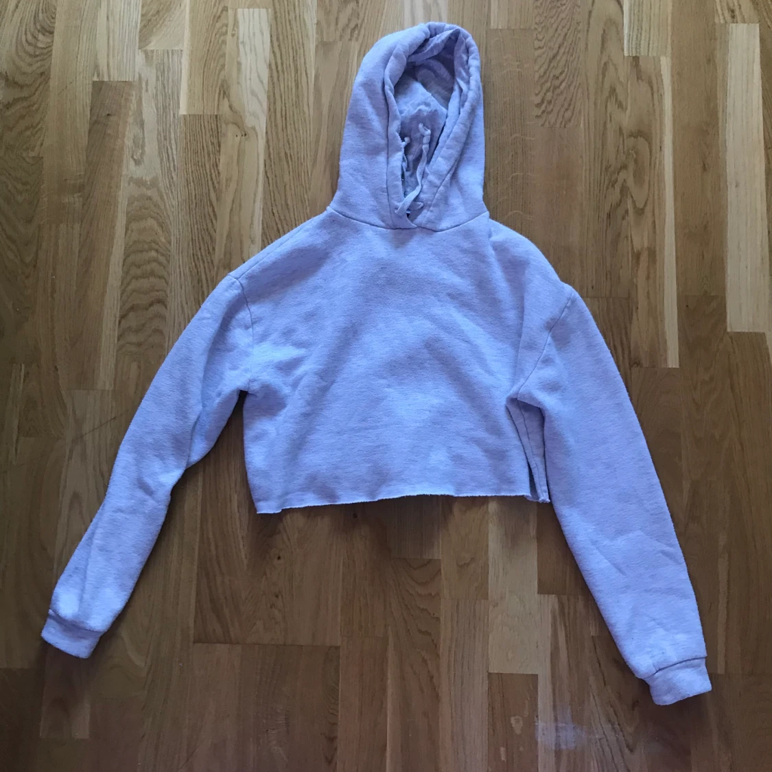 Grå croppad hoodie - 90