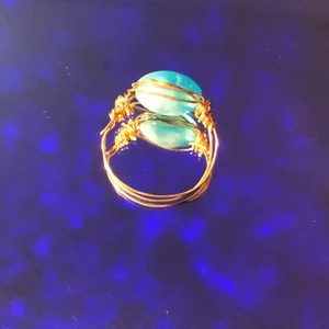 Hemmagjord ring  - Hemmagjord ring med en blåvit pärla och ringmatralet är i färgen guld( inte äkta) . Fin att ha till t.ex. fina middagar eller i din vardag.