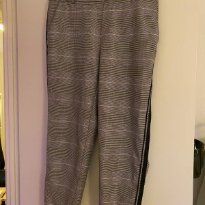 Rutiga kostymbyxor - Säljer dessa rutiga kostymbyxorna från Vero Moda, i storlek L/30. Skriv för bättre bilder