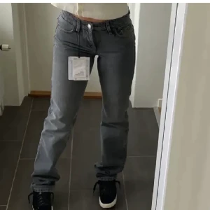 Grå zara jeans - Aldrig använda, första bilen är inte min! Jag är 176 lång på sista, köparen betalar frakt på 66kr 🤩💕 det är en storlek 38 men sitter som 36a