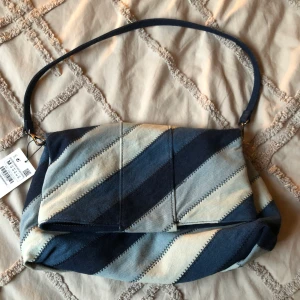 Väska i från Zara - Jätte fin väska i från Zara, väljer o sälja den då de inte riktigt är min still. Väskan är aldrig använd, skriv till mig om ni är intresserade❤️☺️