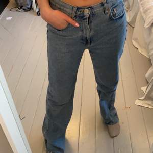 Säljer dessa jätte fina pull and bear jeans! Köpta hösten 2020💗☺️ jag är 172 och dem är lite långa för mig, går att sy ihop vid benen