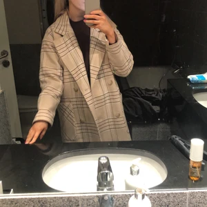  kappa - Jättefin kappa från h&m. Sparsamt använd så superbra skick! XS men oversize, skulle tro den passar xs-m. Kommer inte exakt ihåg vad den köptes för men runt 500, säljer för 250 + frakt.