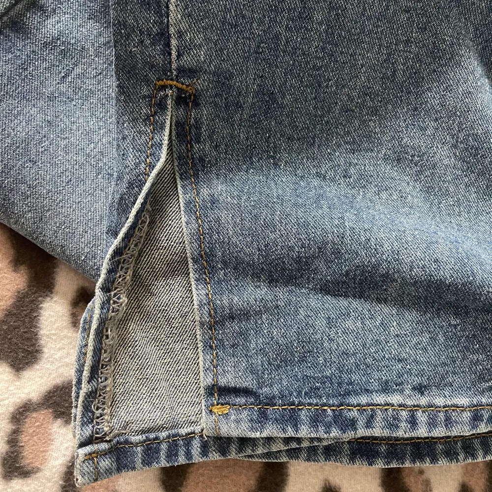 Säljer dessa superfina jeans köpta från boohoo. Etiketten sitter fortfarande kvar! Jeansen sitter figursytt på kroppen med slits på vardera ben längst ner. Storlek 46. Jeans & Byxor.