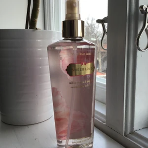 Victoria’s secret body mist  - Säljer nu den här body misten från vicktoria’s secret då jag köpte den som reserv utifal min skulle ta slut men den kom aldrig till användning, (den är inte ens testad)