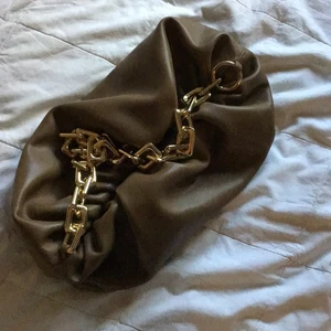 Brun bottega veneta väska - Säljer min fina bruna bottengarn vendeta (fake) äkta läder!!. Köpt på internet för 875kr. Använd två gånger men ångrat köttet pga färgen inte passade mig så bra. 