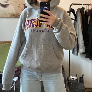 Vintage hoodie - Jätteskön snygg hoodie! Jag är vanligtvis storlek D och skulle säga att den sitter som en M på mig☺️ Inga fläckar eller skada på den:)  Det var många som var intresserade så budgivning budgivning startar från 150kr💕 