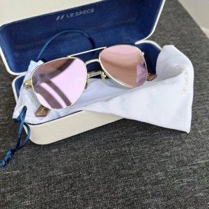 Le Specs roadtrip aviator - Hårt fodral samt tillhörande påse medföljer. Guldfärgad båge.