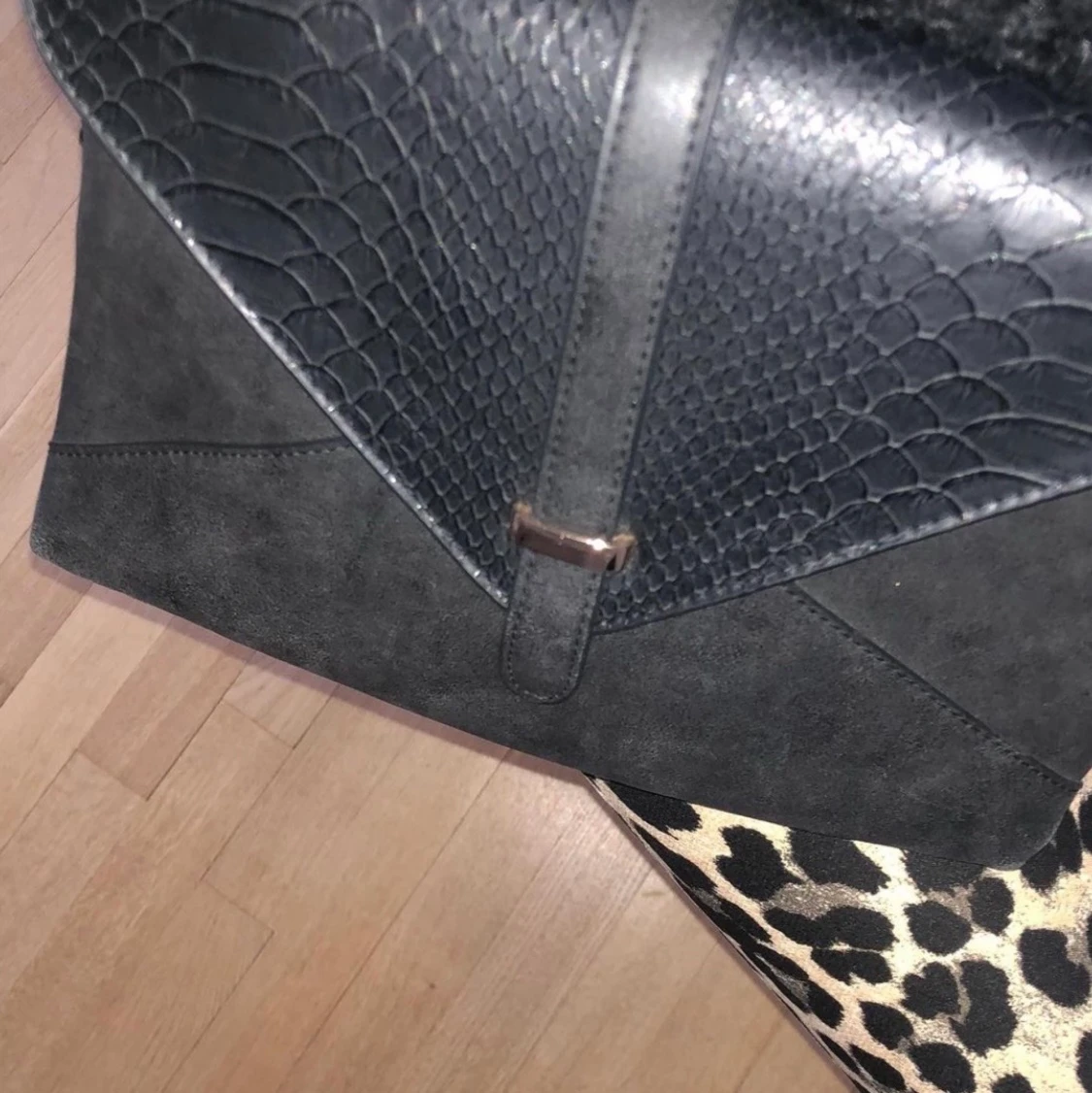 Ormskinnsmönstrad väska 