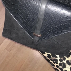 Ormskinnsmönstrad väska  - Ormskinnsmönstrad väska, använd ett fåtal gånger. 