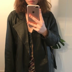 Retro skinnjacka - Retro skinnjacka köpt secondhand, storleken är 40! Hör av er vid intresse🥰🥰