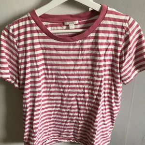 Tröja från COS - T-shirt från COS i storlek S, 100% bomull. Den har blivit lite nopprig i nacken på kragen, men annars så är den i bra skick! Frakt tillkommer (skickar med skicka lätt)