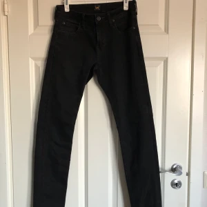 Jeans från Lee - Ett par herrbyxor från Lee. Andvänd ett fåtal gånger. Det står ingen storlek på dem men skulle tippa på W26/27 L30. Den har lite märken på användning, kan ses på sista bilden. Kontakta mig om intresserad.