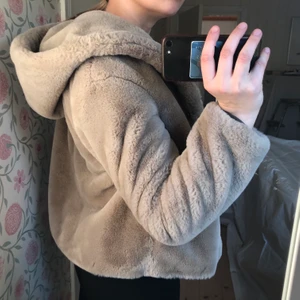 Jacka från mango stl XS - Jacka från mango stl XS. Använd ca 2 ggr så den är i nyskick! Supermjuk och fin. Bud från 100 kr!