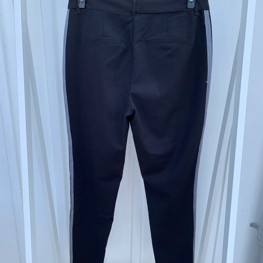 Svarta kostymbyxor från Vero Moda i ett tunt material och med fina virkade revärer. Använda ett fåtal gånger och är i nyskick. . Jeans & Byxor.