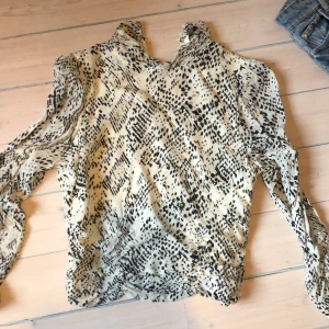 Festlig mönstrad blus🥳❤️ - Köpt på zara för ungefär ett år sedan. Är is storlek M, men den är väldigt liten skulle nog passa en XS. Den är i superbra skick och har en dragkedja på ena sidan och knappar bak i nacken. Om du vill ha fler bilder kom privat💞