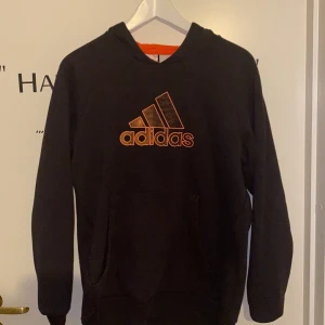 Adidashoodie - Orange i luvan, du betalar frakt (45kr)☺️