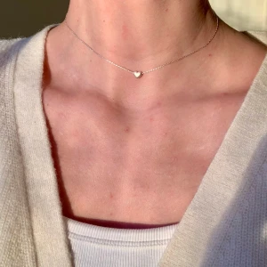 Halsband  - Tunnt halsband i äkta silver (stämpel 925) med ett hjärta på 🤍 35,5 cm långt.                                   Kolla gärna in mina andra annonser! 