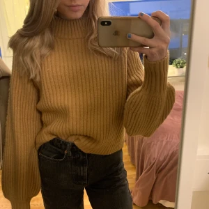 Stickad tröja  - Stickad tröja från Ginatricot köpt i vintras. Använd 2 gånger & säljs för jag tröttnat på färgen. Köpt för 399kr, säljs för 200kr