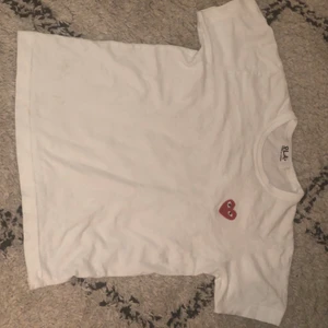 CDG T-shirt - Säljer super snygg cdg t-shirt. Storlek M men CDG dam är väldigt små i storleken så skulle säga att den är S/XS. Nypris 900 kr. Priset kan diskuteras. Kontakta mig för mer info!💗