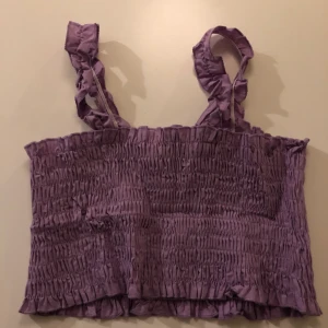 Söt resårlinne - Linne i fin lila färg! Väldigt stretchigt material så passar nog allt ifrån S-L.