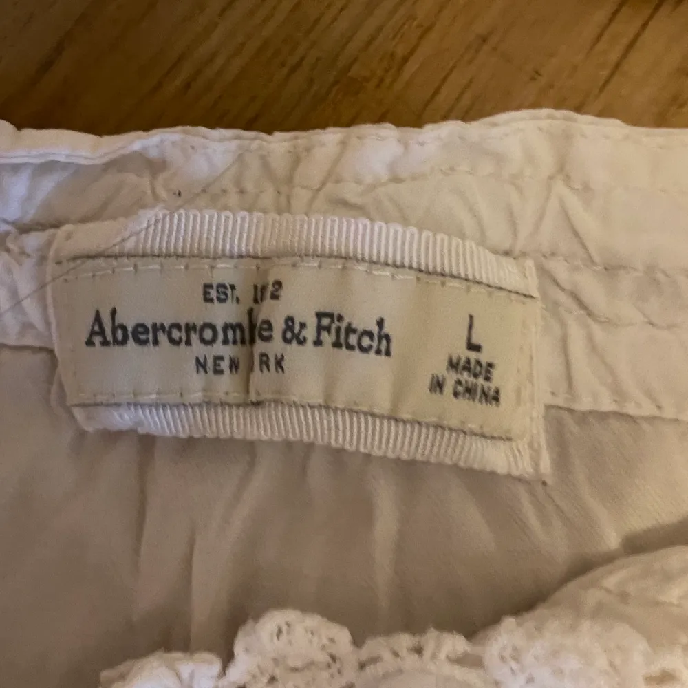 Gulligt litet linne från Abercrombie & Fitch som passar perfekt till sommaren. Den är i storlek L men passar de som vanligtvis har storlek S så den verkar vara liten i storleken men superfint!💕 Frakt tillkommer 45kr. Toppar.