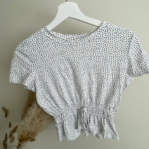 Zara prickig topp - Prickig topp från Zara i storlek S
