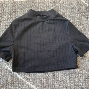 Croptop från Shein i S - Svart kroppar tröja som är oanvänd då den var lite för kort för mig (172, C-kuppa)