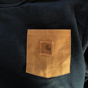 Sweatshirt - Säljer en skitsnygg, mysig sweatshirt från carhartt. Den är köpt på beyond retro! Så snygg 🖤