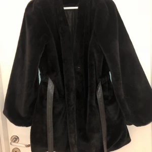 Pälsjacka - En varm, snygg och väldigt mysig pälsjacka. Den är i storlek 36 och köpt från ellos. Säljs för 300kr.