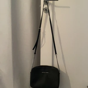 Michael Kors - Elegant crossbody väska från Micheal Kors! 