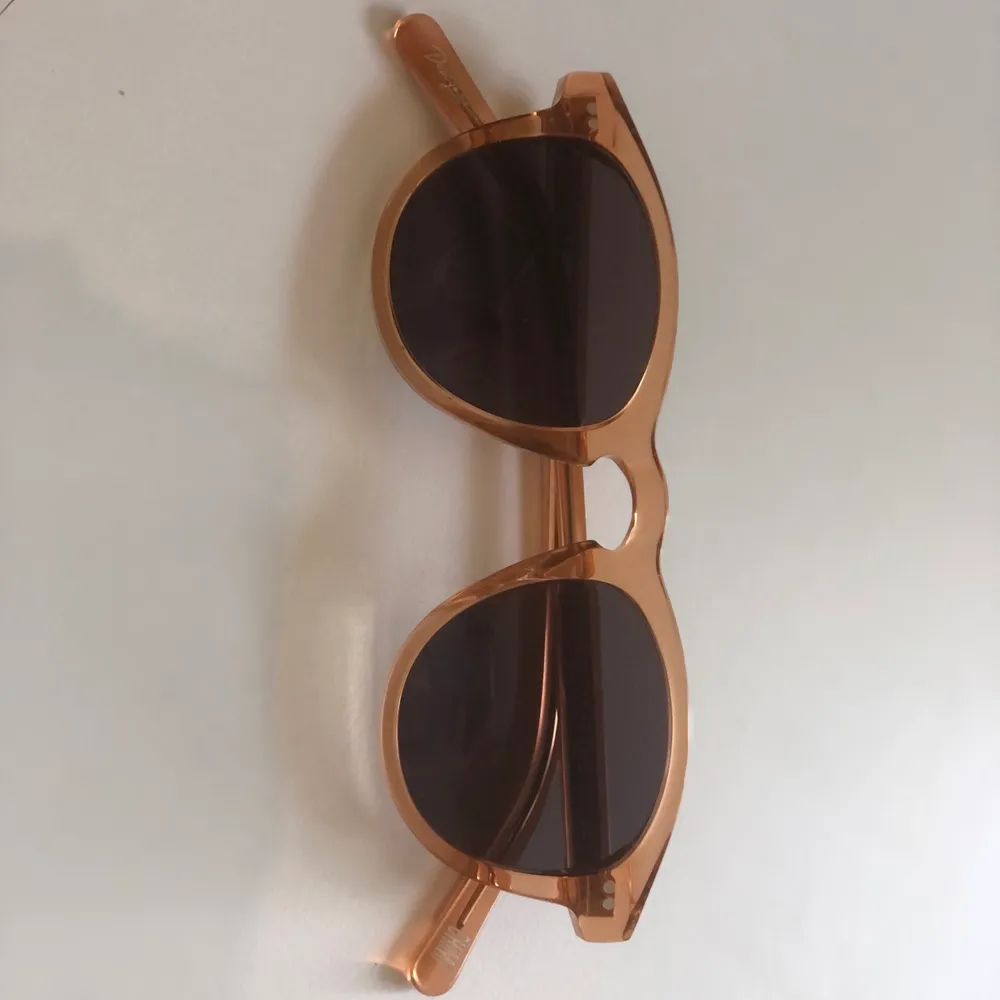 Chimi solglasögon, nyskick ( ej använda ). Säljes för dem inte kommer till användning. Ordinarie pris: 499kr . Accessoarer.